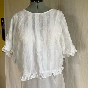 Adorable oversized crop top w/ruffles